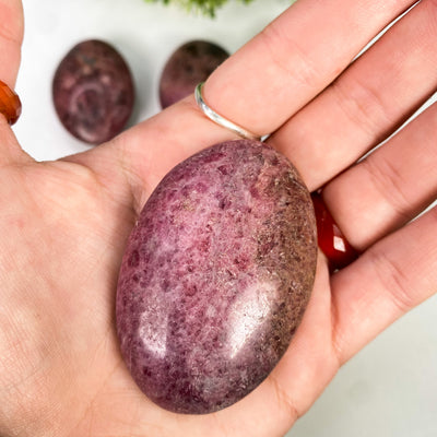 Rhodonite palm stone